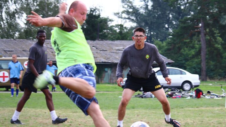 Tranh chấp bóng trong trận đấu